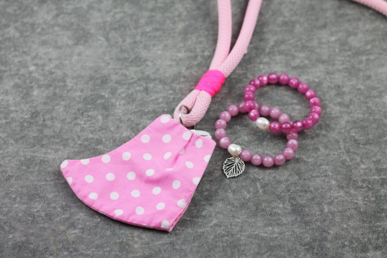 Maskenkette mit Fluarmbändern rosa