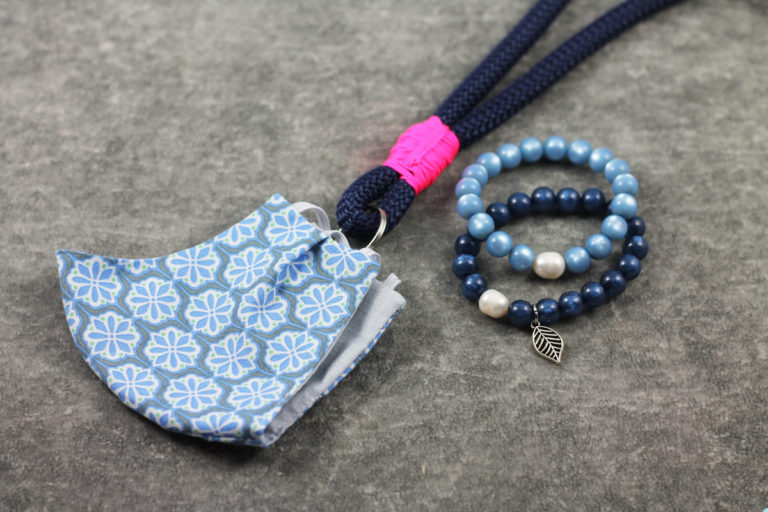 Maskenkette mit Fluarmbändern blau